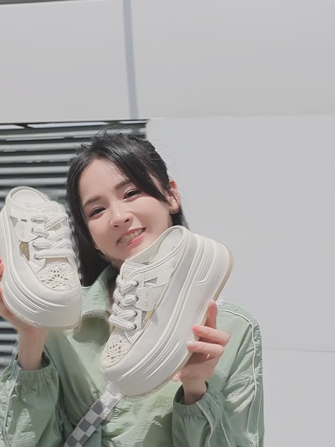 达芙妮厚底拖：踩上这双‘空气增高’，我直接变身夏日‘腿精’！