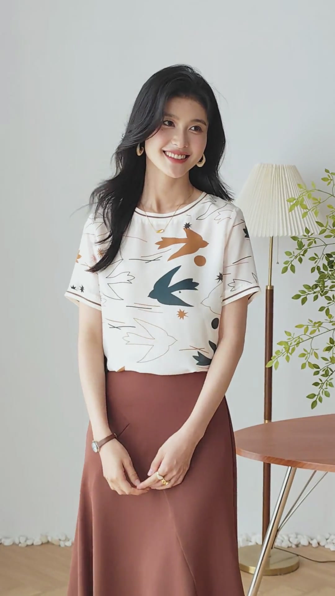 真丝T恤也能穿出高级感！金菊这件燕子印花上衣太绝了！