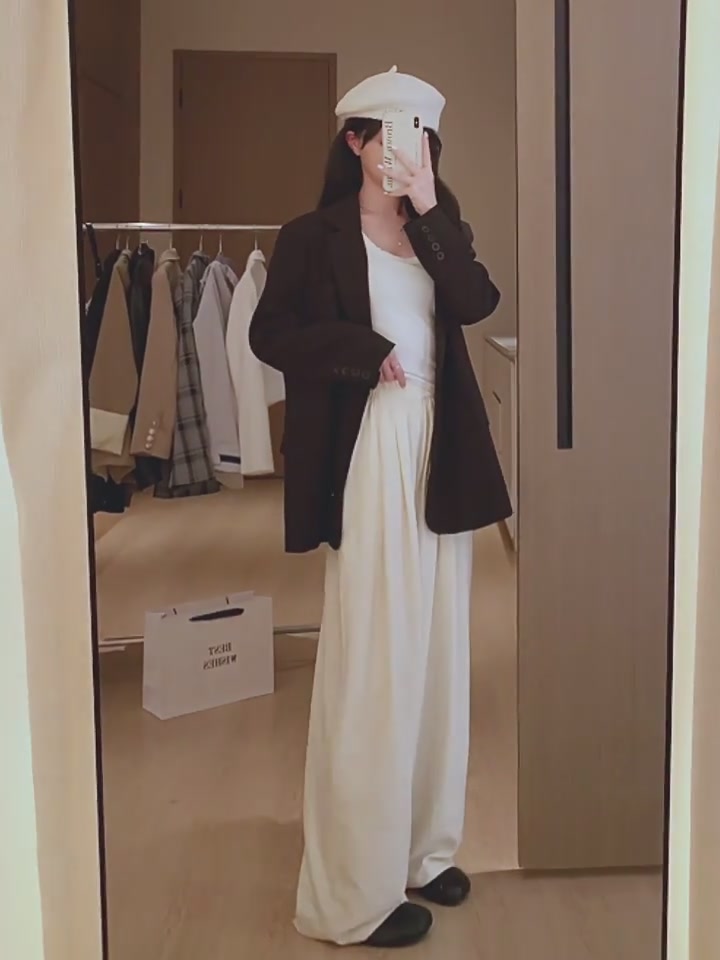 穿上这条奶芙山本阔腿裤，我仿佛成了慵懒风里的“人间清醒”！