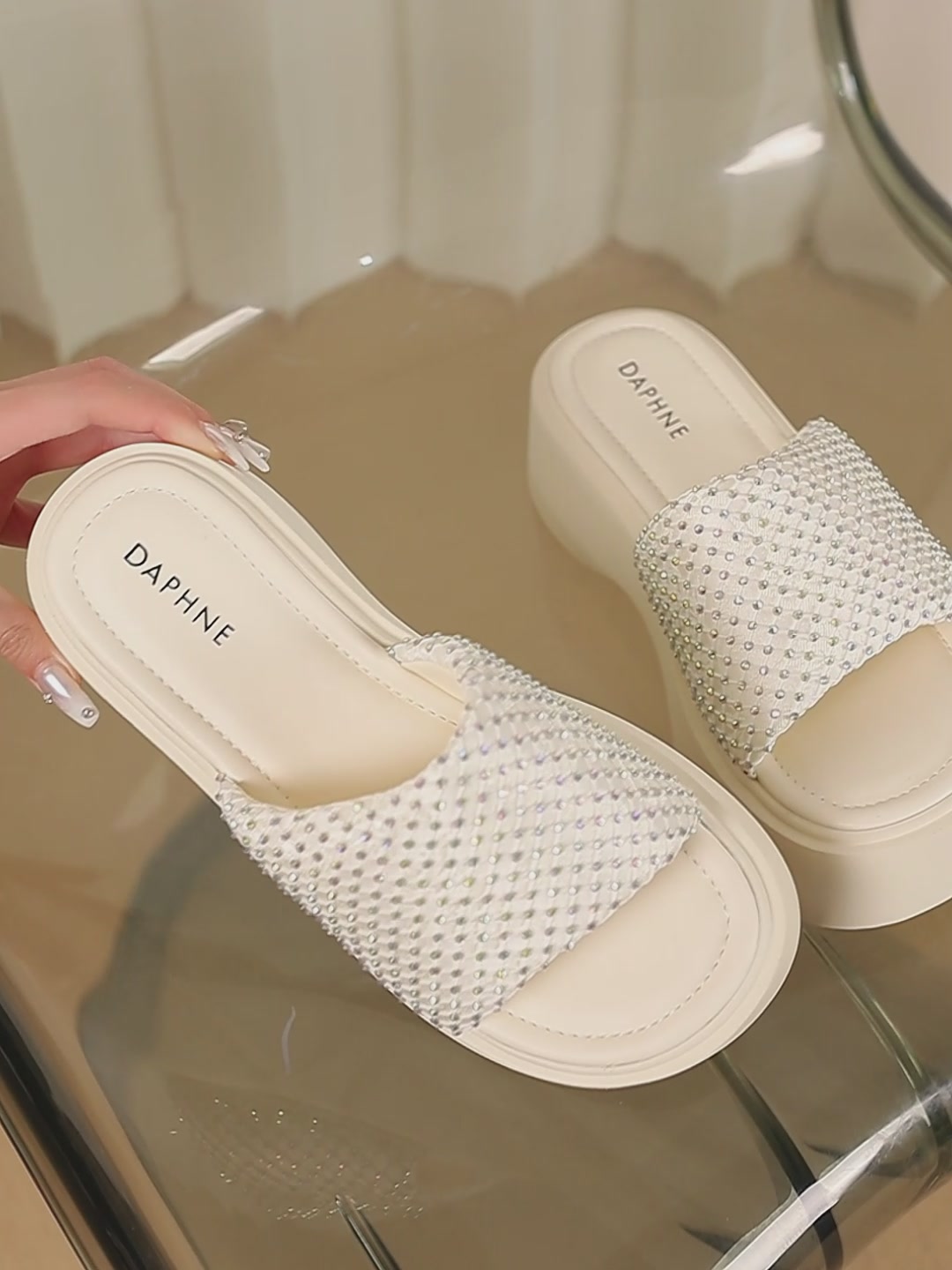 达芙妮厚底凉拖，这双鞋让我在夏天走路带风！