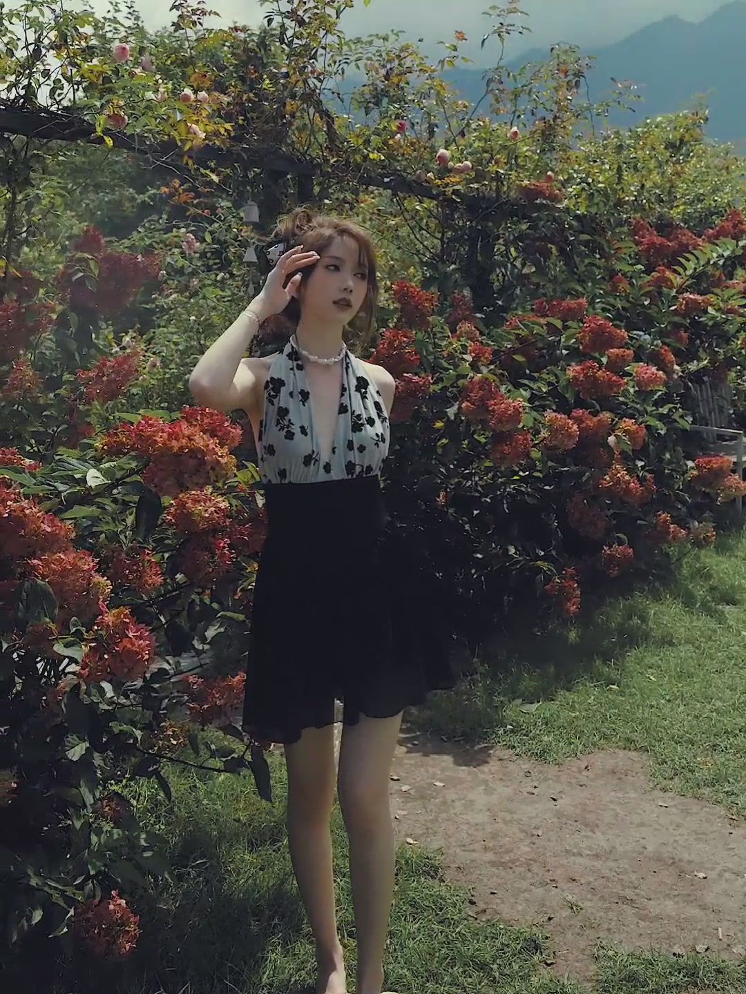 亦美珊YMS泳衣测评：花间礼遇，性感露背设计让我在泳池边秒变焦点！