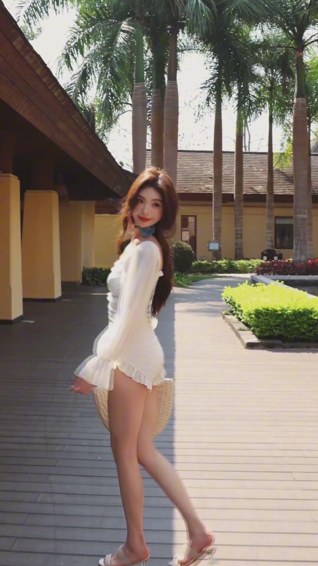 亦美珊YMS连体泳衣：微胖女孩的遮肉显瘦魔法，高级感度假拍照神器