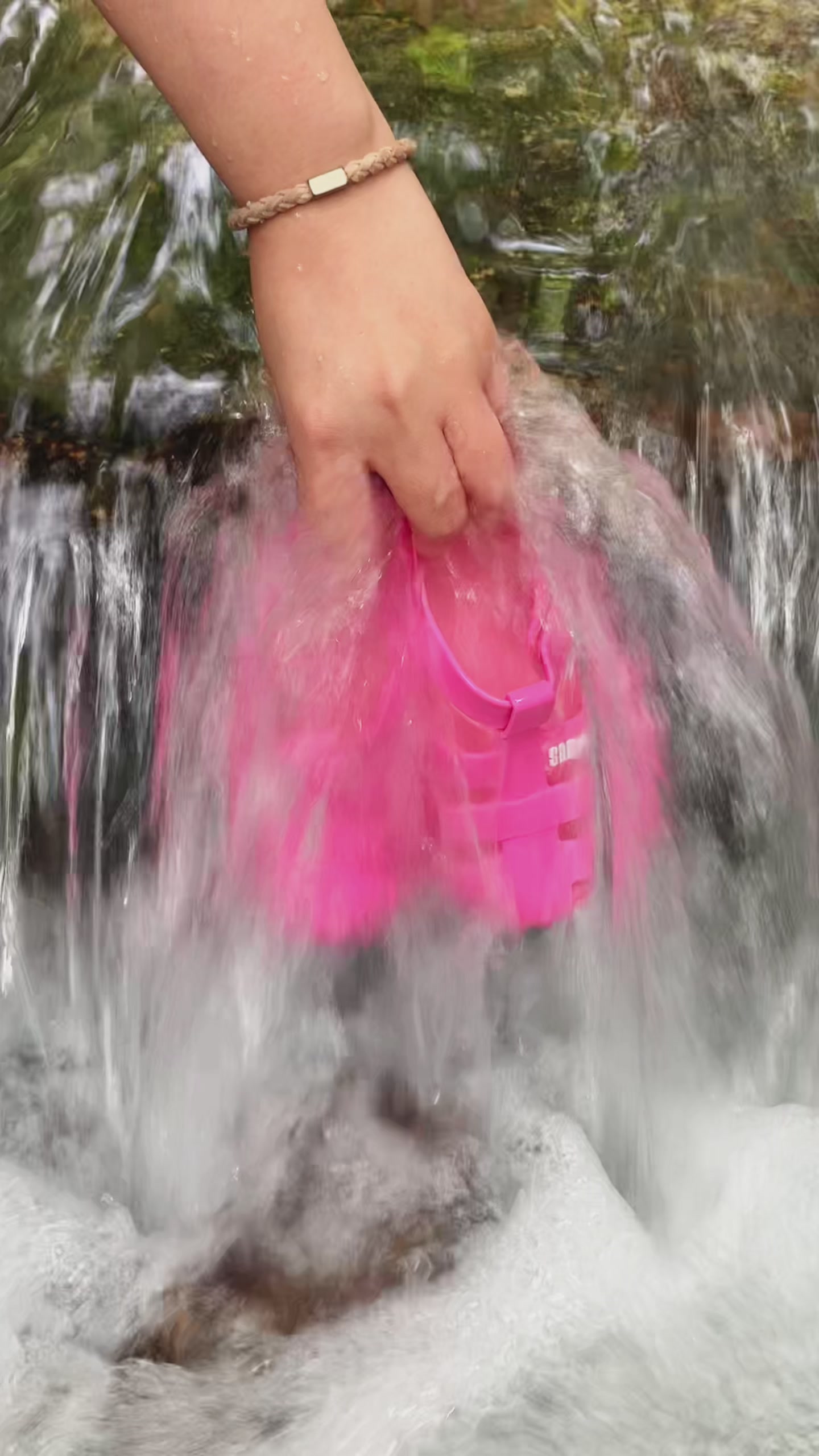 斯纳菲果冻鞋实测：568元的多巴胺软底鞋值不值？