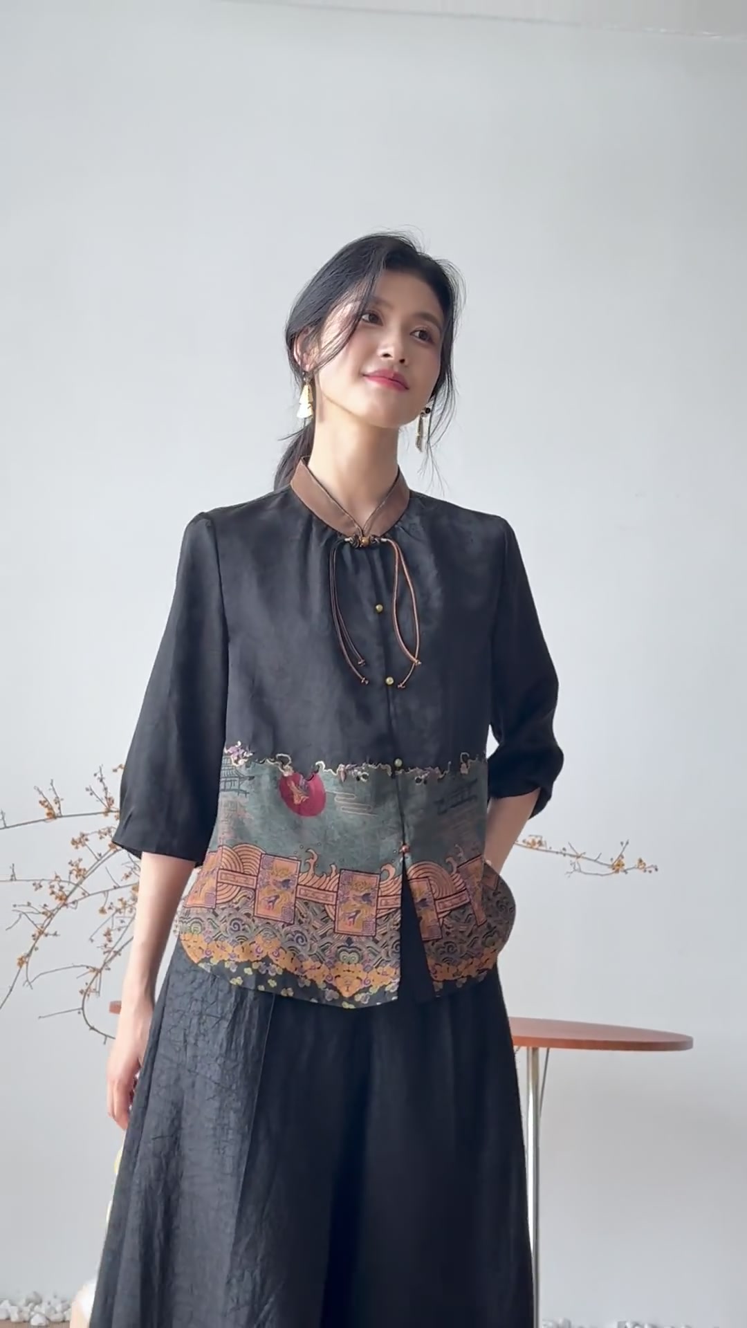 穿上这件香云纱衬衫，我仿佛穿越成了民国大小姐！