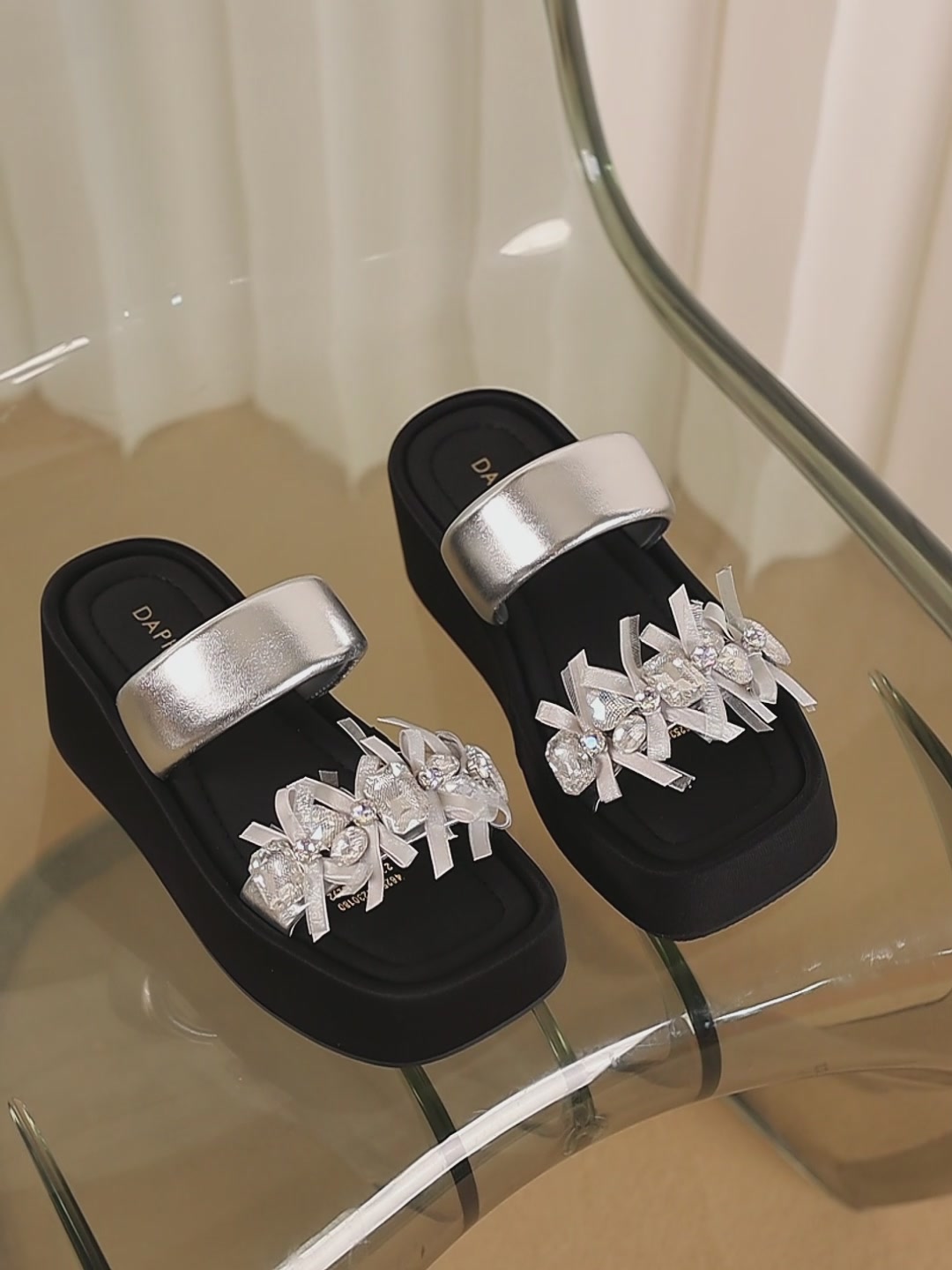 达芙妮厚底一字拖：小个子的夏日增高神器，还是“踩高跷”的尴尬现场？