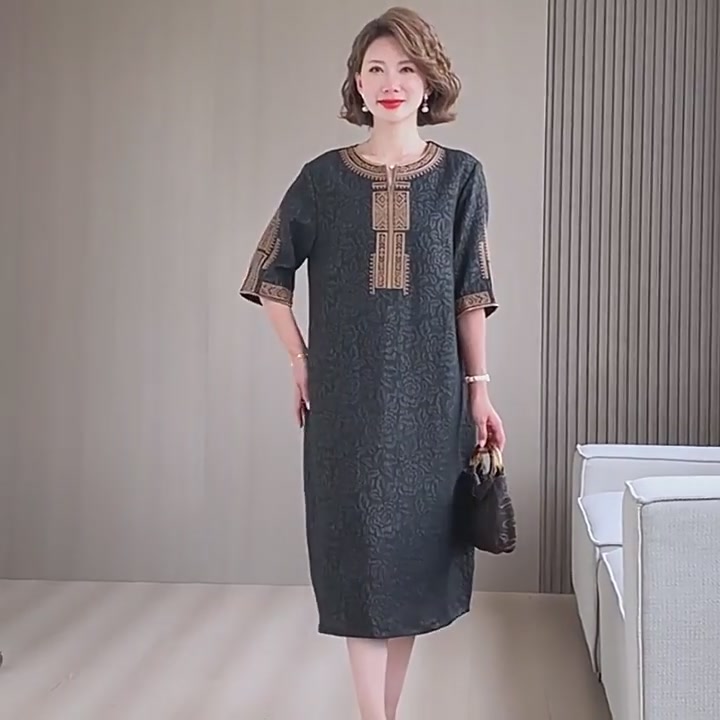 国风妈妈装天花板？奢梵蒙刺绣连衣裙，1380元值不值？