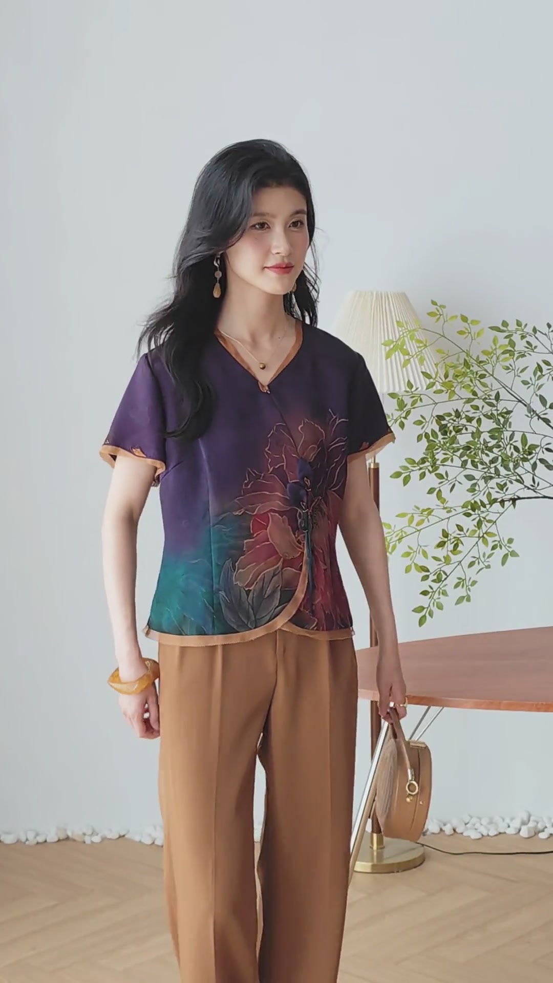 穿上非遗香云纱，我成了行走的艺术品！